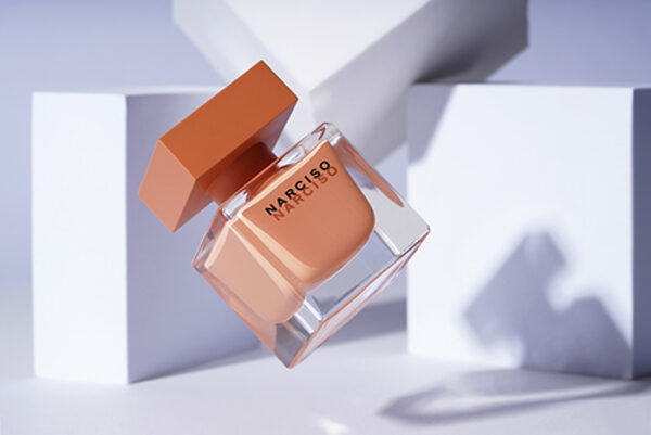 Flacon de parfum en lévitation