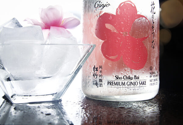 Bouteille de saké glacée et fleur