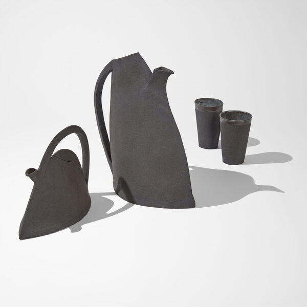 Service en grès noir, pichets et tasses