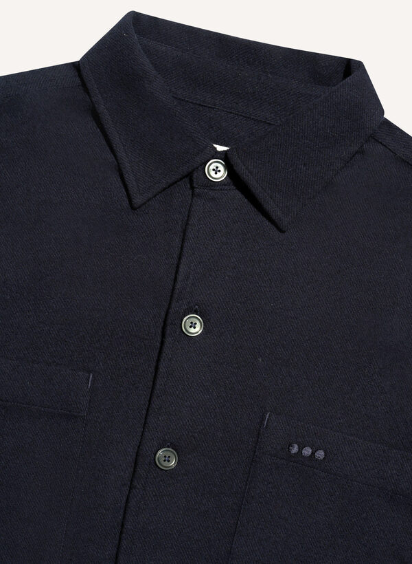 Surchemise en laine bleu marine, détail