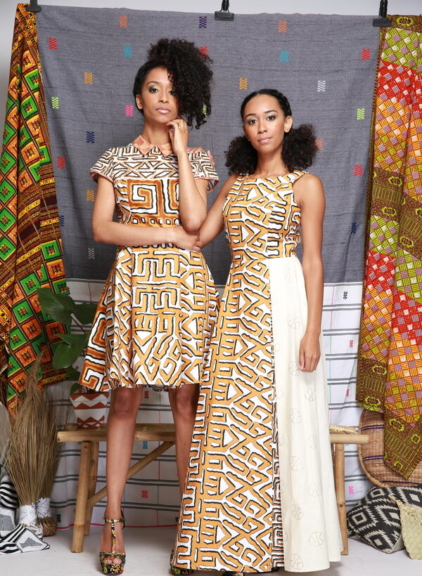 Robes à imprimés sur décor textile
